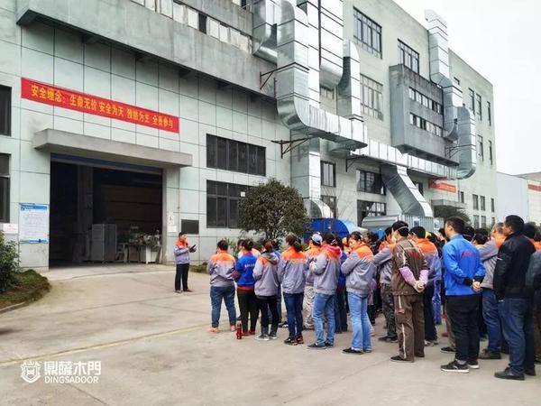重慶鼎薩木門：各生產(chǎn)車間召集全體生產(chǎn)員工每周例會(huì)