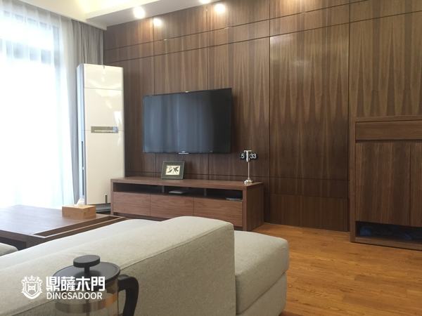 重慶鼎薩木門(mén)：家居背景墻設(shè)計(jì)　棕色隱形門(mén)與電視墻的巧妙結(jié)合