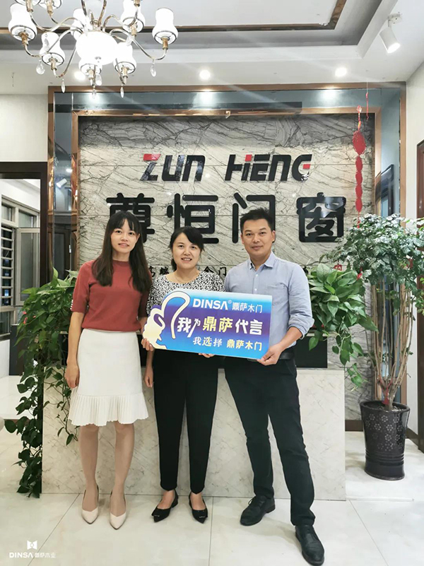 鼎薩木業(yè)客服專員趙霞與合作伙伴合影（1）