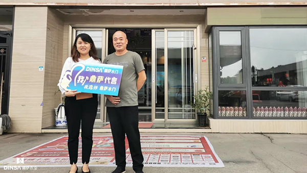 鼎薩木業(yè)客服專員趙霞與合作伙伴合影（2）