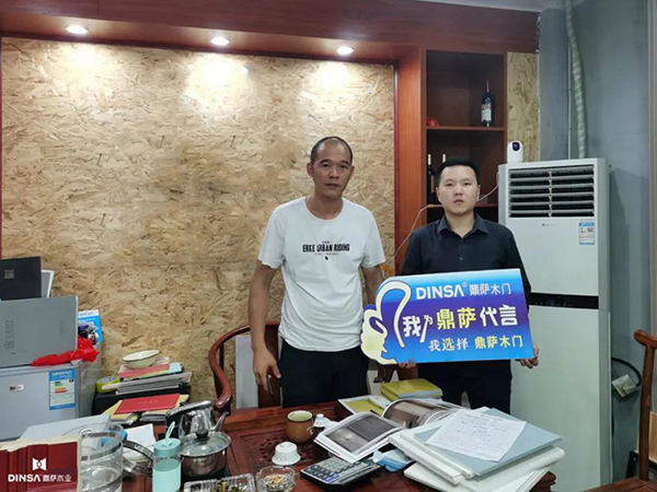 鼎薩木業(yè)銷售經(jīng)理汪涵與合作伙伴合影——堅(jiān)信鼎薩品牌的力量