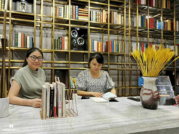 鼎薩*客服專員衡大燕、趙霞親臨日常專屬聯(lián)系和指導(dǎo)裝修建設(shè)的鼎薩門店