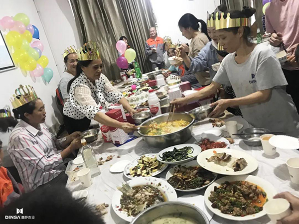 重慶鼎薩木業(yè)：過生日員工挑起財(cái)務(wù)總監(jiān)衡鳳春親自下廚煮的長(zhǎng)壽面，幸福笑容洋溢