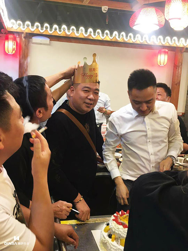 重慶鼎薩木業(yè)：鼎薩營銷總監(jiān)劉君和銷售一部部長(zhǎng)黃昌榮在西永辦公區(qū)員工生日宴會(huì)上