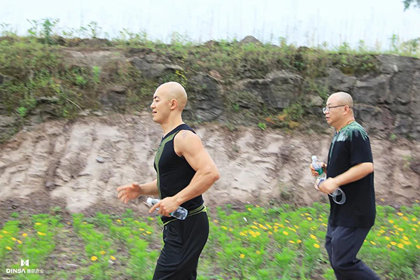 重慶鼎薩木業(yè)：戶外團(tuán)建活動跑步掠影