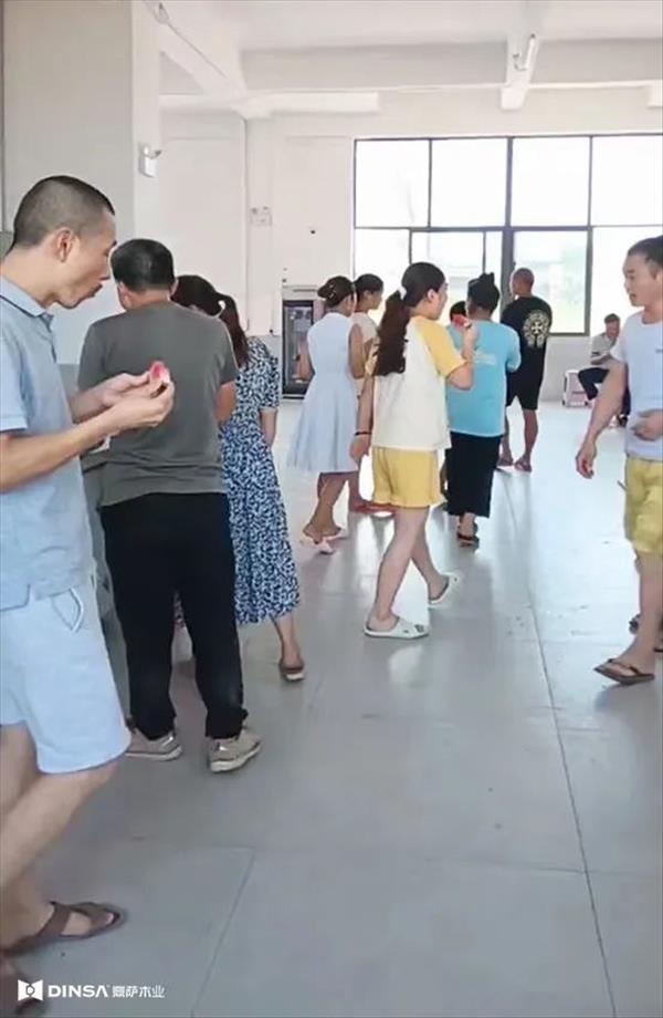 重慶鼎薩木業(yè) | 酷暑慰問送清涼 情系一線暖人心7